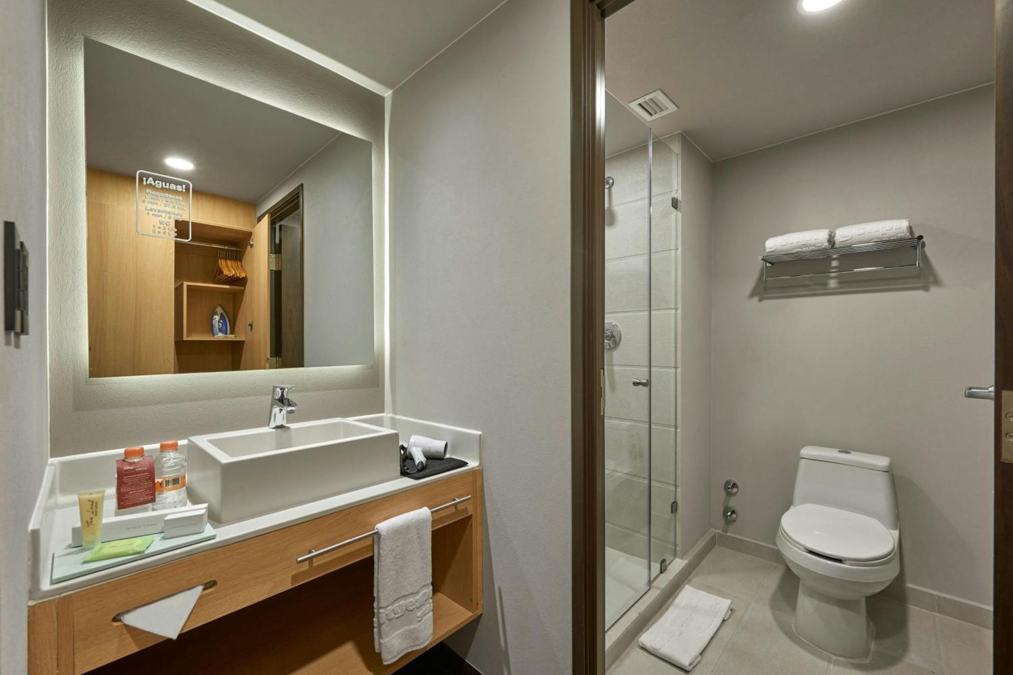 Suite con cama extragrande y sofá cama